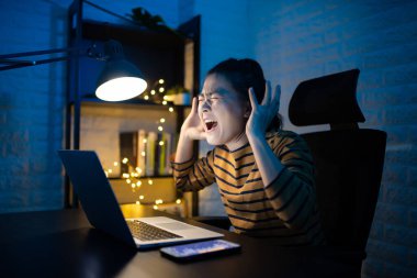 Asyalı kadın bağırıyor ve evde fazla mesai yapıyor. Dünya Sağlık Örgütü. Coronavirus COVID 19 kavramını önlemek için evden çalışma.