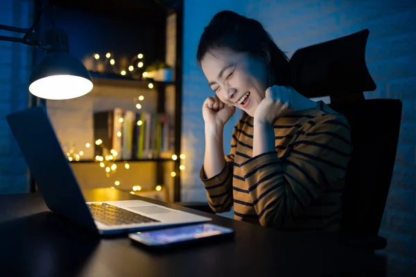 Asiatin Glücklich Lächelnd Abends Hause Einem Laptop Arbeitend Und Siegergeste — Stockfoto