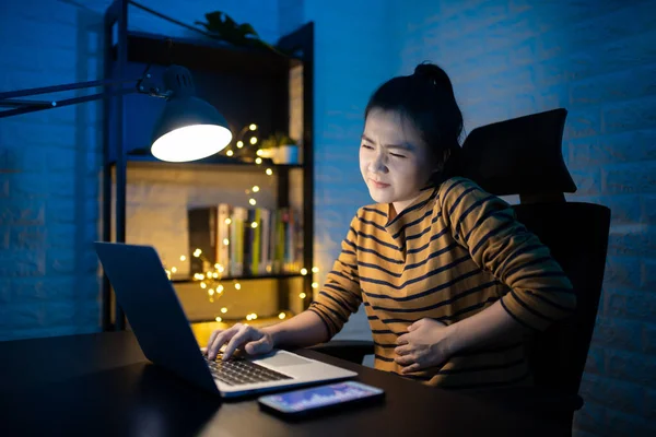 Wanita Asia Sakit Dengan Sakit Perut Bekerja Pada Lembur Laptop — Stok Foto