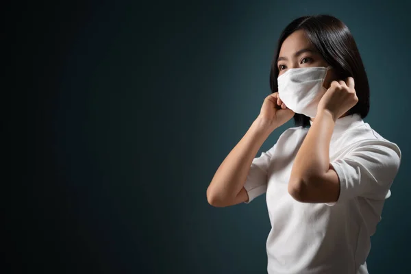 青い背景に隔離されたウイルスや病気から保護するための保護マスクを身に着けているアジアの女性 Covid コロナウイルスの概念 — ストック写真