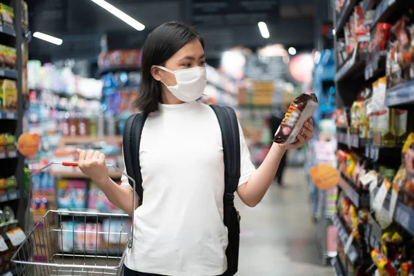 Aziatische Vrouw Draagt Beschermende Gezichtsmasker Preventie Virus Vervuiling Bij Warenhuis — Stockfoto