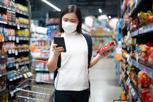 Aziatische Vrouw Dragen Hygiëne Masker Preventie Virus Vervuiling Bij Warenhuis — Stockfoto