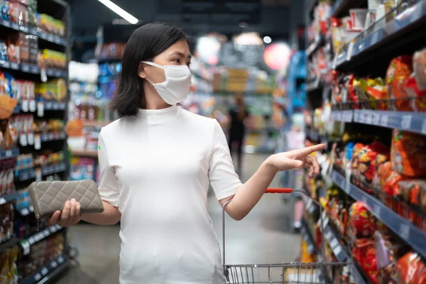在百货商店 亚洲妇女戴着防护面罩 防止病毒和污染 在超级市场购买食品 Corona病毒Covid 19的新生活方式 — 图库照片