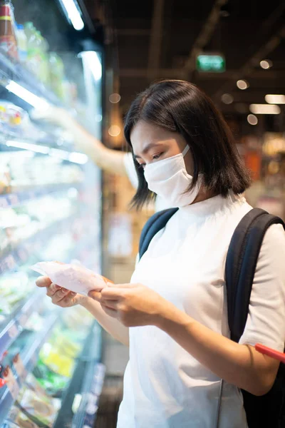 Aziatische Vrouw Draagt Beschermende Gezichtsmasker Preventie Virus Vervuiling Bij Warenhuis — Stockfoto