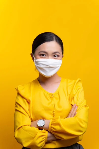 Korunma Virüsü Için Koruyucu Yüz Maskesi Takan Asyalı Kadın Sarı — Stok fotoğraf