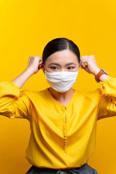 보호용 마스크를 아시아 노란색 배경에 바이러스와 질병을 — 스톡 사진