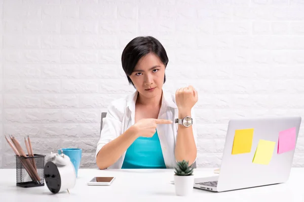 Wütende Frau Zeigt Auf Ihre Uhr — Stockfoto