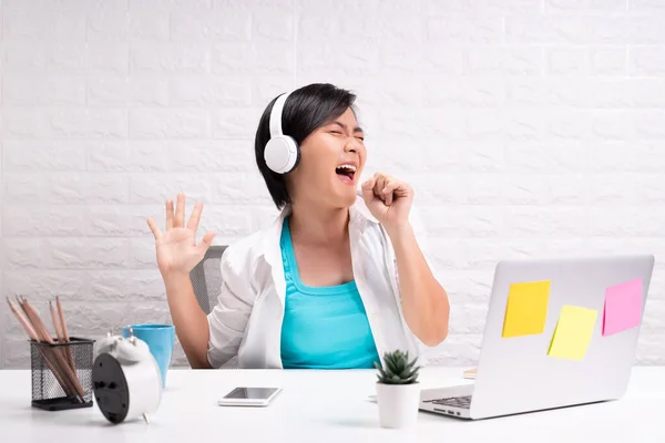 Femme Heureuse Avec Écouteurs Écoutant Musique Bureau — Photo