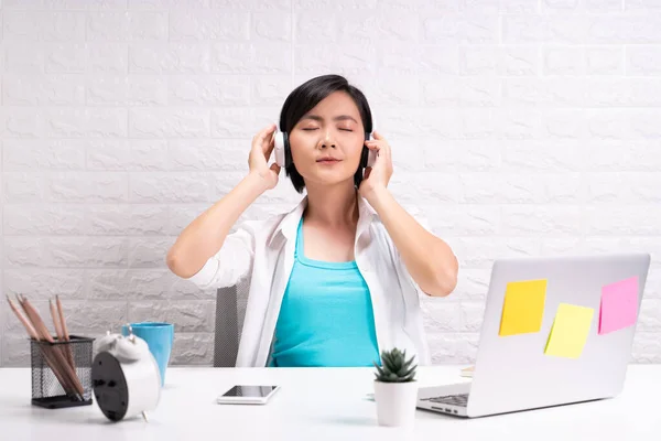 Glückliche Frau Mit Kopfhörern Die Büro Musik Hört — Stockfoto