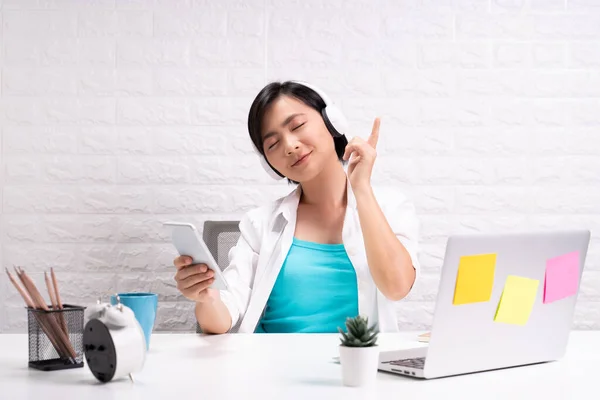 Glückliche Frau Mit Kopfhörern Hört Büro Musik Vom Smartphone — Stockfoto