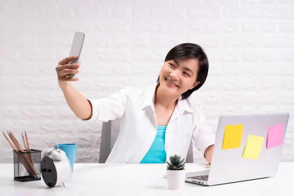 Donna Seduta Casa Ufficio Utilizzare Smart Phone Prendere Selfie — Foto Stock