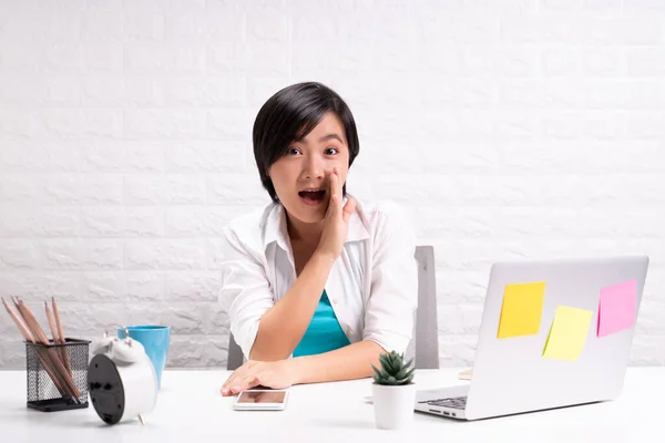 Frau Sitzt Hause Büro Mit Computer Laptop Und Sagt Geheime — Stockfoto