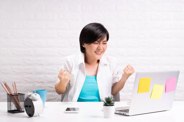 Felice Donna Successo Con Mani Alzate Seduto Casa Ufficio Lavoro — Foto Stock