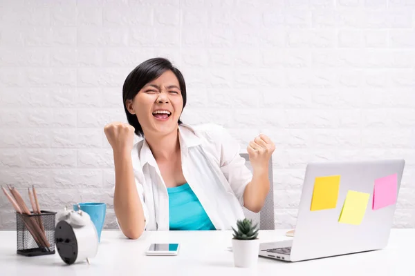 Heureuse Femme Avec Les Mains Levées Assis Bureau Maison Travaillant — Photo