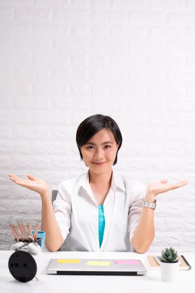 Porträt Einer Verwirrten Frau Büro — Stockfoto