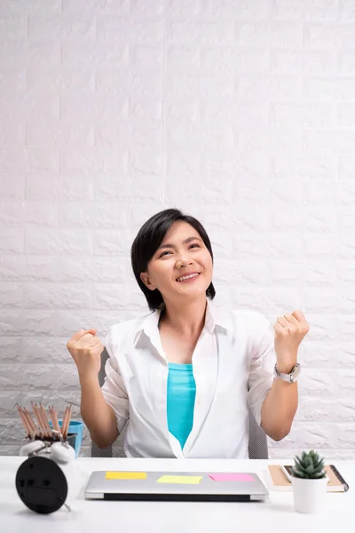 Heureuse Femme Avec Les Mains Levées Assis Bureau Maison Travaillant — Photo