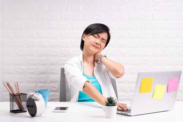 Frau Hat Körperschmerzen Büro Bürosyndrom Konzept — Stockfoto