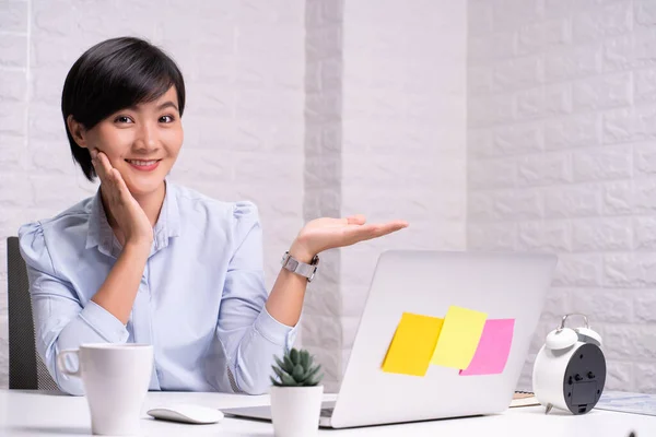 Glückliche Frau Sitzt Hause Büro Und Zeigt Auf Kopierplatz — Stockfoto