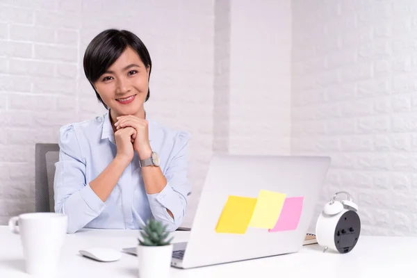 Glückliche Frau Sitzt Hause Büro Und Arbeitet Mit Computer Laptop — Stockfoto