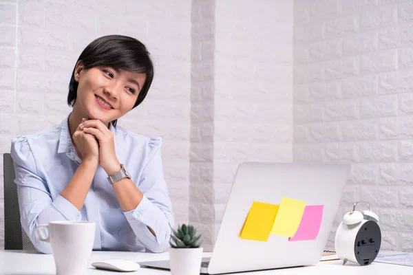 Glückliche Frau Sitzt Hause Büro Und Arbeitet Mit Computer Laptop — Stockfoto