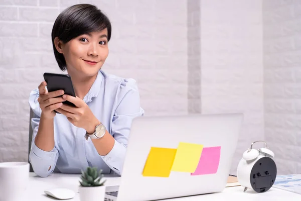 Glückliche Frau Nutzt Smartphone Büro — Stockfoto