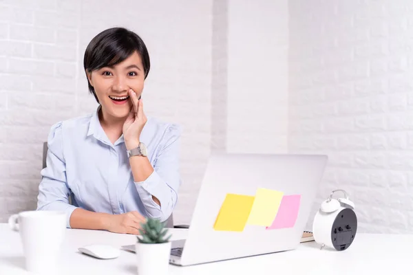 Frau Sitzt Hause Büro Mit Computer Laptop Und Sagt Geheime — Stockfoto