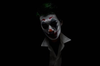 Cadılar Bayramı için makyaj: Joker makyajlı bir adamın resmi
