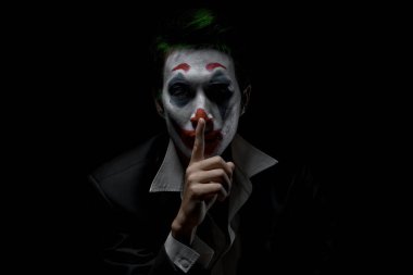 Cadılar Bayramı için makyaj: Joker makyajlı bir adamın resmi