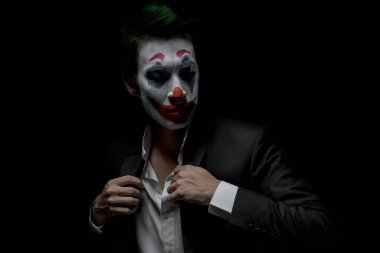 Cadılar Bayramı için makyaj: Joker makyajlı bir adamın resmi