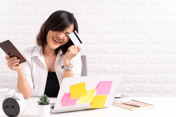 Glückliche Frau Nutzt Smartphone Und Kreditkarte Büro — Stockfoto