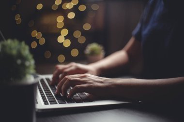 Dizüstü bilgisayarda arama yapmak için el yazısıyla mesaj yazarken yakın plan görüntüsü. Alçak tuş.