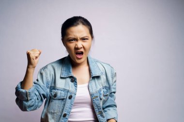 Beyaz arka planda yalnız Asyalı kadın bağırıyor.