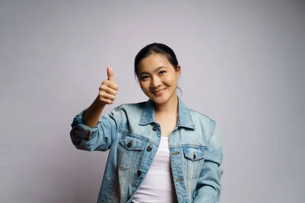 Asiática Mujer Feliz Mostrando Pulgar Hacia Arriba Pie Aislado Sobre —  Fotos de Stock