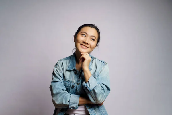 Mujer Asiática Feliz Confiado Mirando Cámara Aislado Sobre Fondo Blanco —  Fotos de Stock