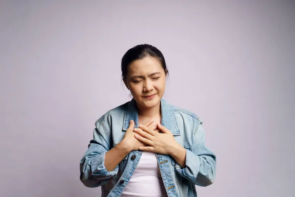 Mulher Asiática Estava Doente Com Dor Estômago Isolado Fundo Branco — Fotografia de Stock