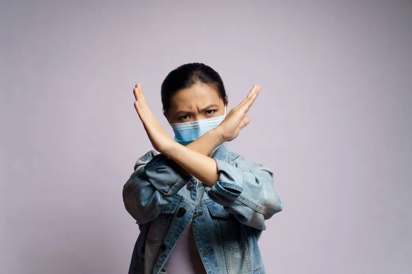 Mujer Asiática Con Mascarilla Protectora Mostrando Brazos Cruzados Haciendo Señal —  Fotos de Stock