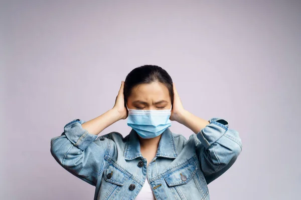 Mulher Asiática Usando Máscara Protetora Cobrindo Seus Ouvidos Por Mãos — Fotografia de Stock