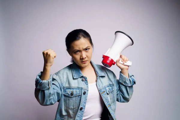 Азиатская Женщина Кричит Мегафоном Изолированы Белом Фоне — стоковое фото