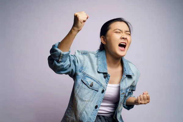 Beyaz Arka Planda Yalnız Asyalı Kadın Bağırıyor — Stok fotoğraf