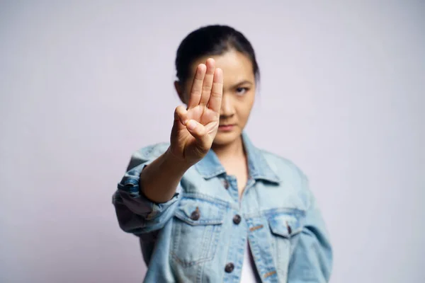 Mujer Asiática Mostrando Tres Dedos Aislados Sobre Fondo Blanco —  Fotos de Stock