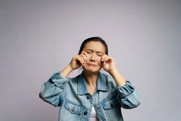 Mulher Asiática Triste Chorando Isolado Fundo Branco — Fotografia de Stock