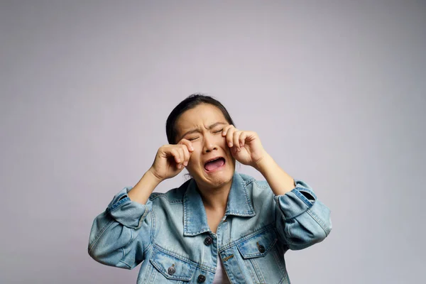 Mulher Asiática Triste Chorando Isolado Fundo Branco — Fotografia de Stock