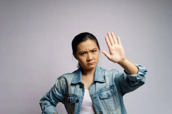Azji Kobieta Pokazując Strony Podejmowania Znak Stop Stoi Odizolowany Białym — Zdjęcie stockowe