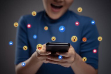 Asyalı bir kadın sosyal medya için akıllı telefon kullanıyor. Arkaplanda izole.