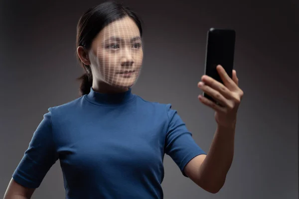Mulher Asiática Varre Rosto Por Telefone Inteligente Usando Sistema Reconhecimento — Fotografia de Stock