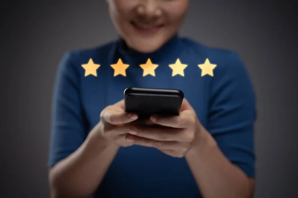 Азиатская Женщина Счастлива Пользуясь Смартфоном Проверки Фейков Обзоров Пятизвездочным Иконным — стоковое фото