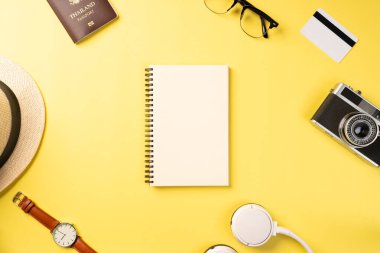 Sarı arkaplanda aksesuarlar ve kopya alanı olan en iyi görünüm yaz konsepti