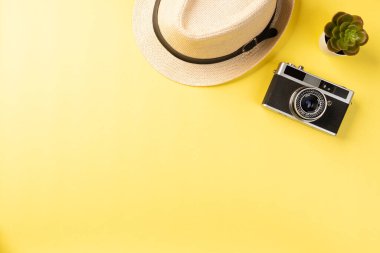 Sarı arkaplanda aksesuarlar ve kopya alanı olan en iyi görünüm yaz konsepti
