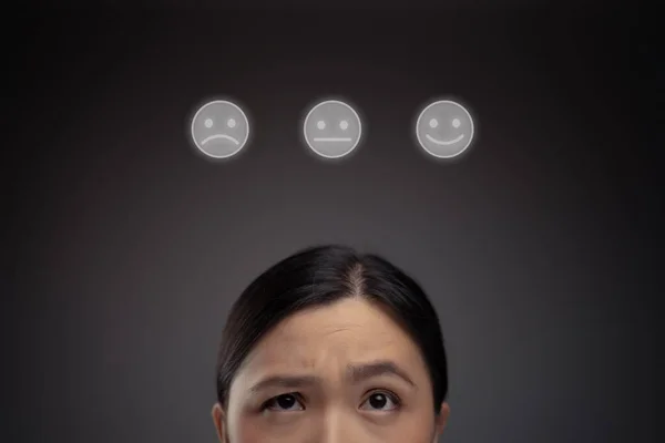 Sentimientos Mujer Asiática Efecto Del Holograma Del Emoticono Aislado Sobre —  Fotos de Stock