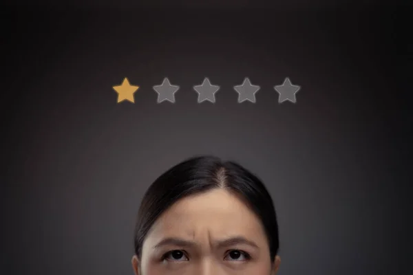 近距离拍摄不快乐的亚洲女人和明星图标全息图效果 — 图库照片
